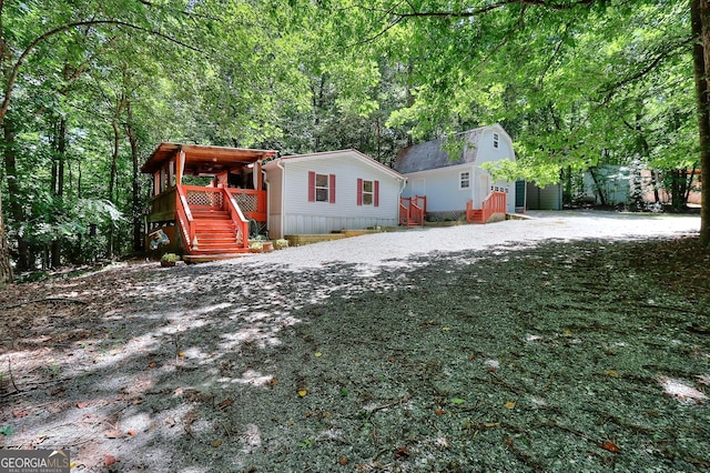 view of front of house featuring an outdoor structure