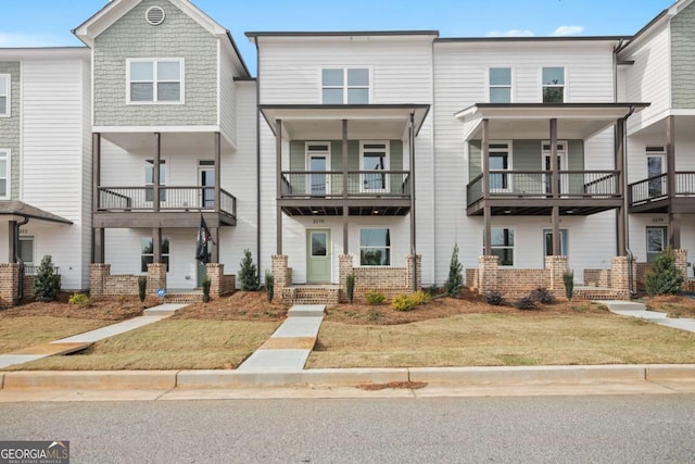 townhome / multi-family property with a front lawn