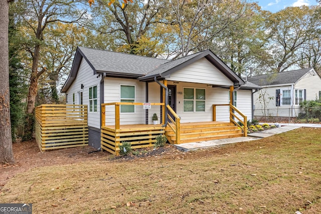 view of front of property featuring a front yard and a porch