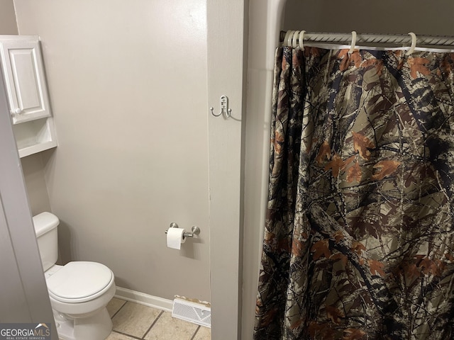 1088 New Rosedale Rd NE, Armuchee, GA 30105 - bathroom featuring toilet, tile patterned flooring, a shower with curtain, and baseboards