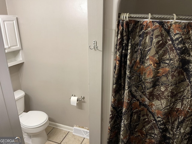 full bathroom with visible vents, a shower with shower curtain, toilet, baseboards, and tile patterned floors