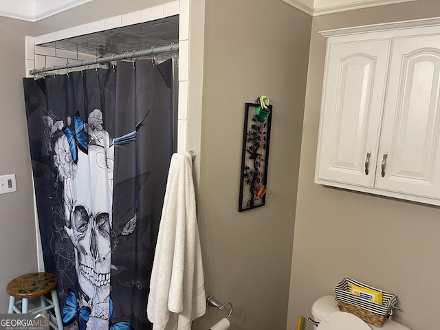 full bathroom with toilet and a shower with shower curtain