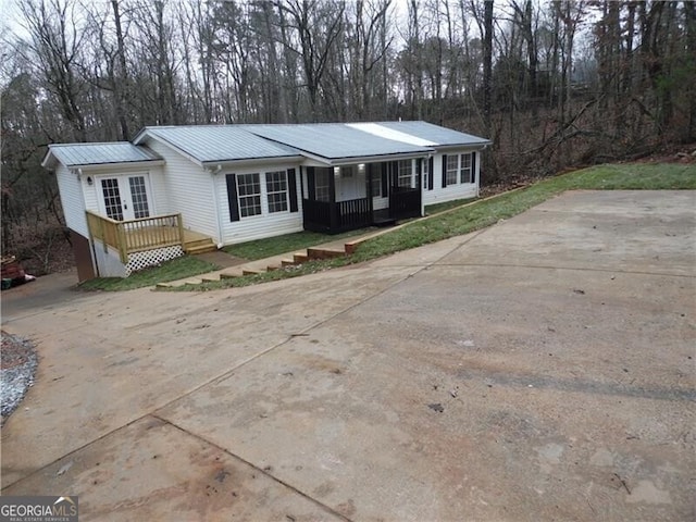 single story home with a porch