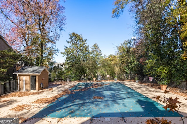 view of swimming pool featuring an outbuilding