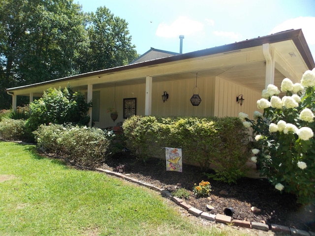 view of front of home with a front lawn