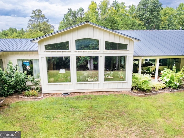 back of house featuring a yard