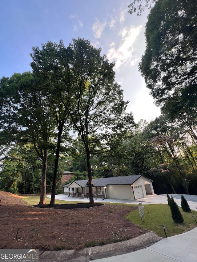 view of front of house with a front lawn