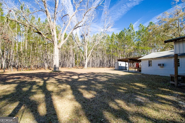 view of yard with an outbuilding