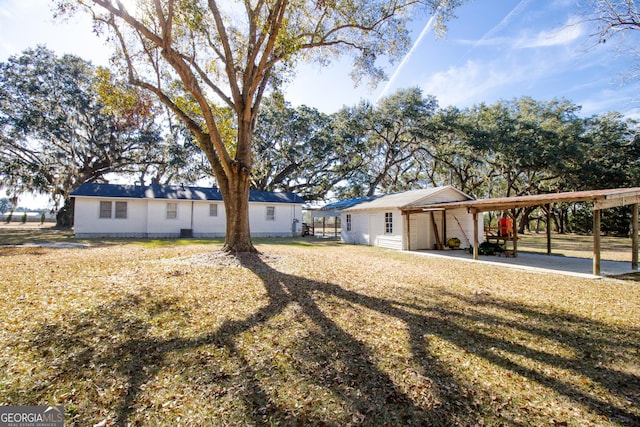 view of yard with a carport