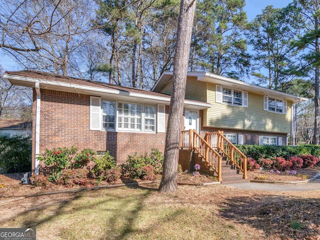 split level home featuring a front yard