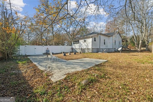 view of yard featuring a patio area