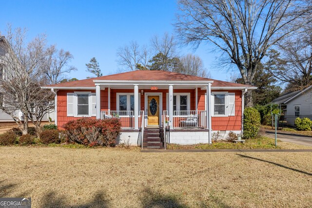 bungalow featuring a front lawn