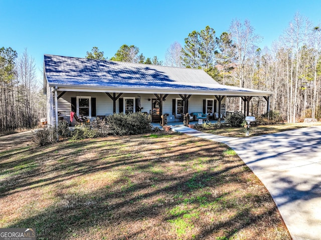 view of front of home featuring a porch and a front yard