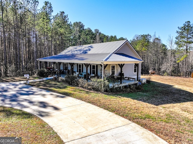 view of front of home featuring covered porch and a front lawn