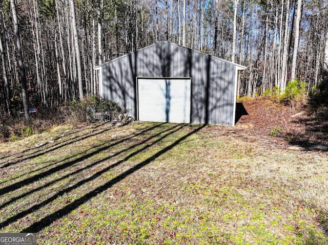 view of outdoor structure with a garage and a yard