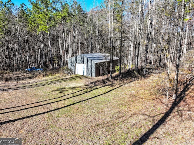 view of yard with an outbuilding