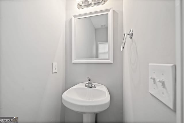 bathroom featuring sink