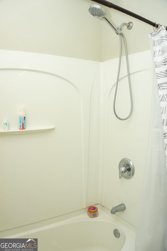 bathroom featuring shower / bath combo