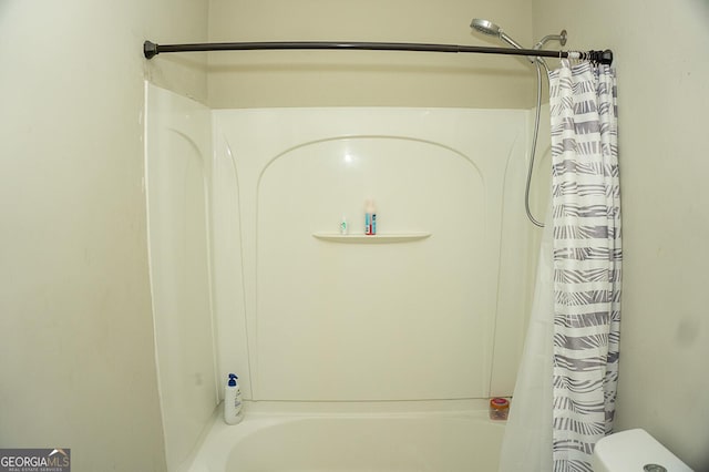 bathroom featuring shower / tub combo