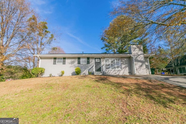 ranch-style home featuring a front lawn