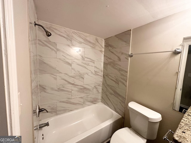 bathroom with toilet and tiled shower / bath