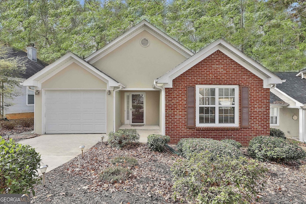 view of front facade featuring a garage