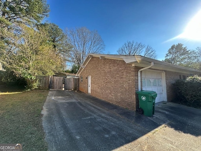 Listing photo 3 for 2228 Emerald Castle Dr, Decatur GA 30035