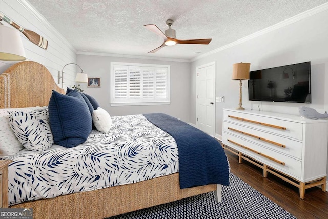 bedroom featuring a textured ceiling, dark hardwood / wood-style floors, ceiling fan, and crown molding