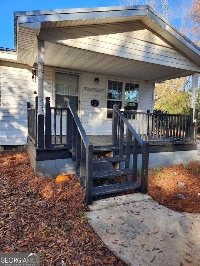 entrance to property featuring covered porch