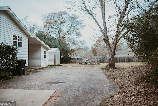 view of yard featuring a storage shed