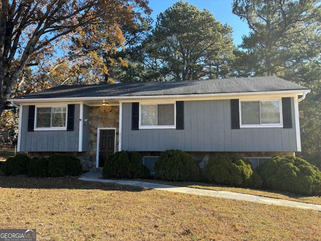 split foyer home featuring a front yard