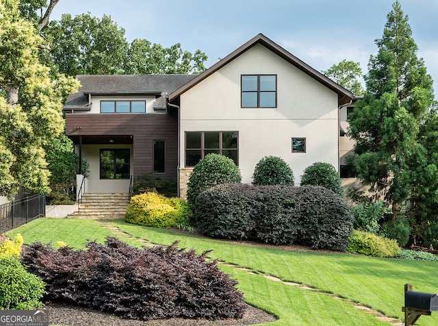 view of front of home featuring a front lawn