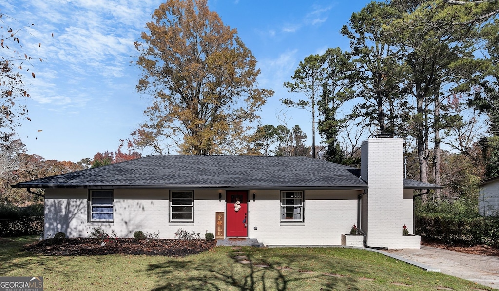 ranch-style home featuring a front yard