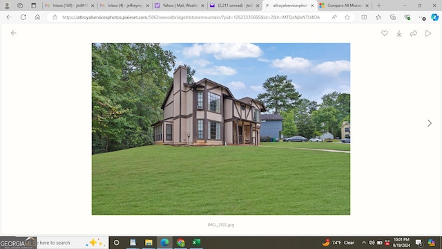 view of front facade with a front yard