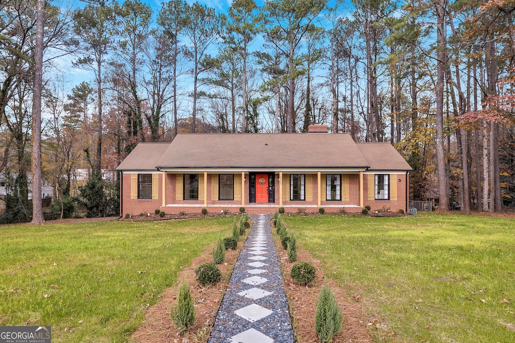 ranch-style home featuring a front yard