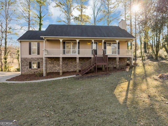 view of front facade featuring covered porch and a front yard