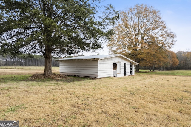 view of yard with an outdoor structure