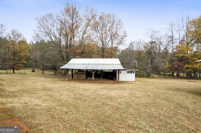 view of yard featuring an outdoor structure