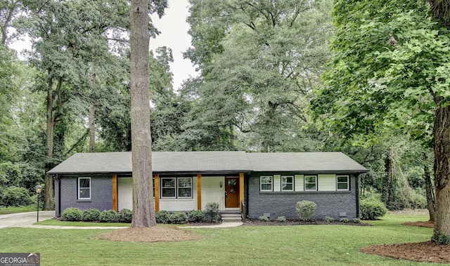 ranch-style house featuring a front yard