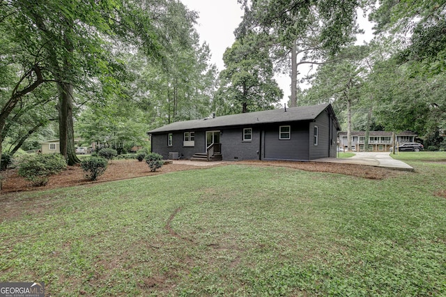 view of front of home featuring central AC unit and a front yard