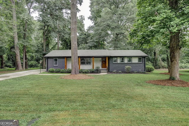 ranch-style home with a front yard