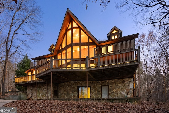 view of back house at dusk