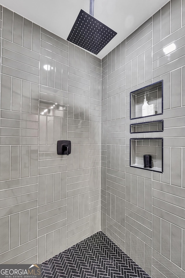 bathroom featuring a tile shower