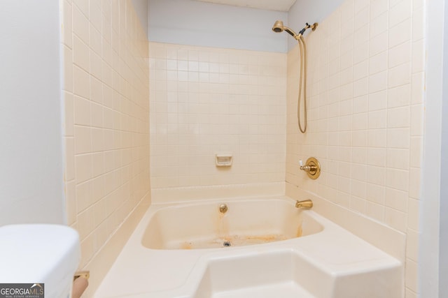 bathroom featuring tiled shower / bath combo