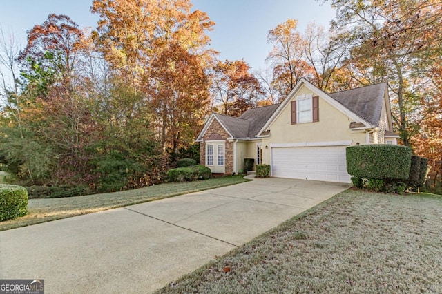 view of front of house featuring a front lawn