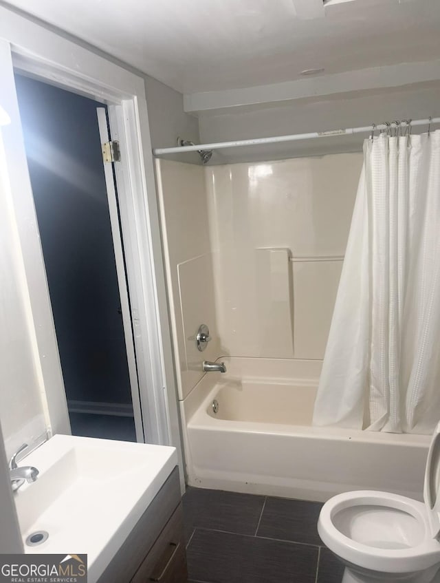 full bathroom featuring shower / bath combo with shower curtain, vanity, and toilet