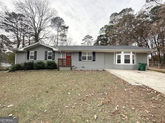 ranch-style home with a front lawn