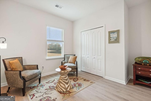 living area with light hardwood / wood-style flooring