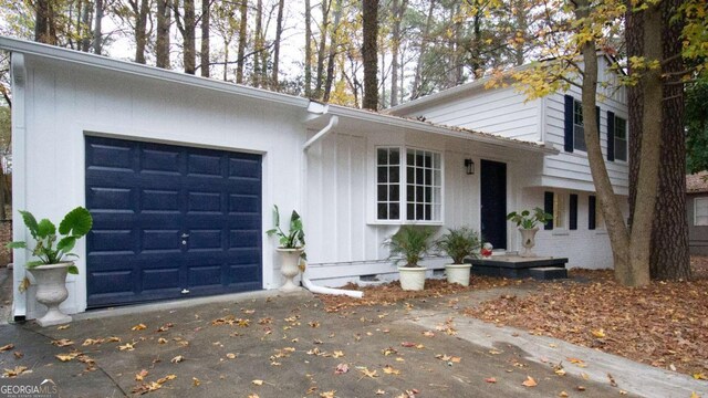 view of front of home featuring a garage