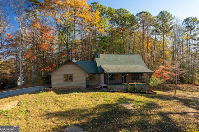 view of front of home with a front yard and covered porch